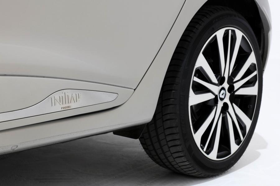 Детали экстерьера Renault Clio Initiale Paris 2016 года  (WW) (фото 11 из 18)